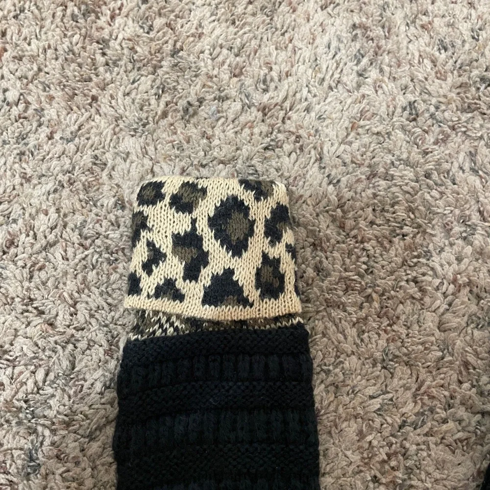 CC‎ Beanie Gloves Black Leopard Print Cuff Patch Accent Women's Knit